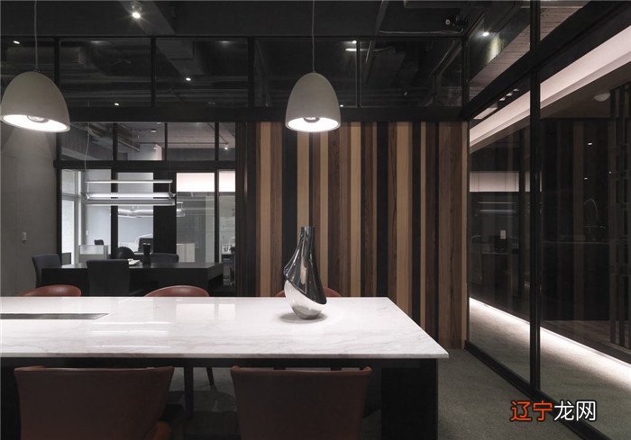 房间镜子摆放禁忌对着门 办公室装修风水忌讳镜子不许乱放