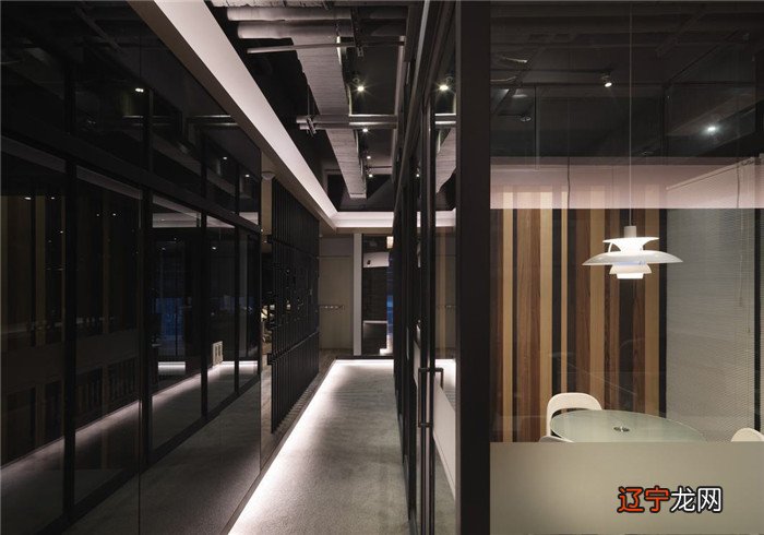 房间镜子摆放禁忌对着门 办公室装修风水忌讳镜子不许乱放