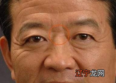 鼻子两侧的纹清晰的成了八字纹，这是什么面相？面相中说的横纹，竖纹