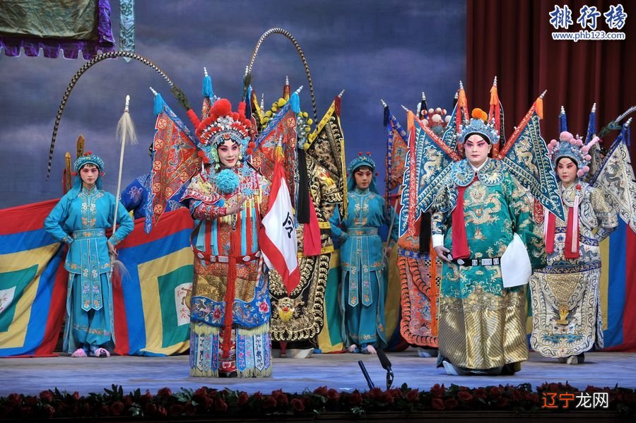 北京民俗:逛庙会、吃烤鸭、喝豆汁、听京剧