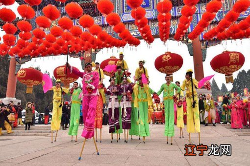 北京民俗:逛庙会、吃烤鸭、喝豆汁、听京剧