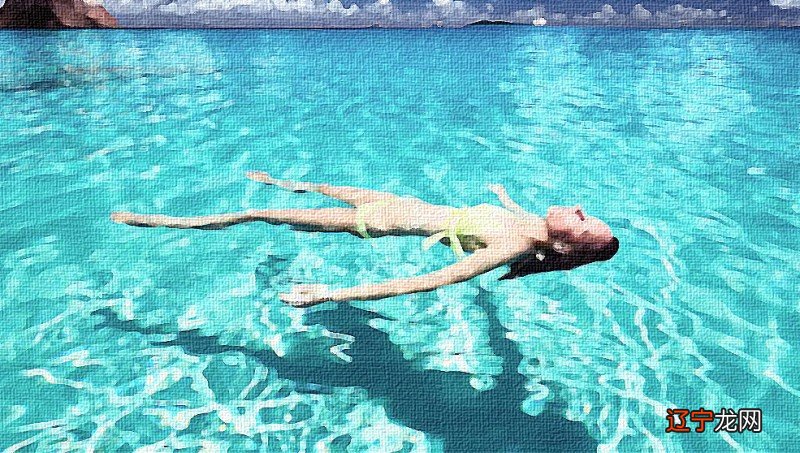 梦见游泳池的水变少_梦见在水里游泳_游泳水呛到肺里