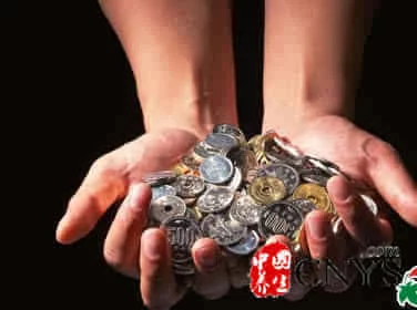 梦到捡钱是什么征兆 不同人群梦到捡钱预示什么