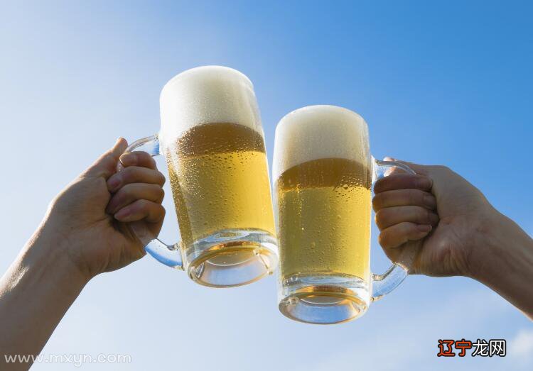 梦见和家人喝白酒_梦见喝大瓶白酒_女人梦见和朋友喝白酒