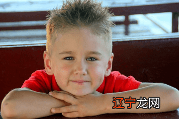 男子一阳刚之气突出男子气概,也给人一种沉稳可靠的印象