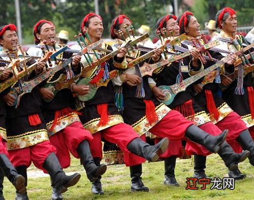 中国传统文化的保护并不缺乏载体，现代化浪潮冲击