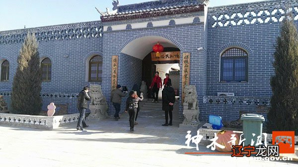 陕北说书传承人陈文艺在非遗小剧场为观众演出