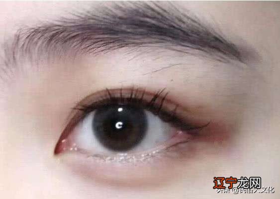 六爻眼跳测吉凶占卜方法,眼皮跳有什么象征意义?