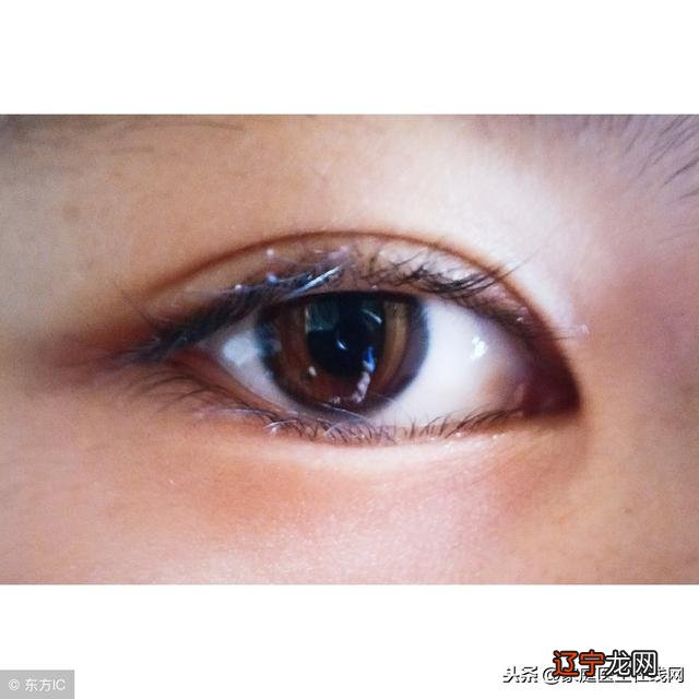 六爻眼跳测吉凶占卜方法,眼皮跳有什么象征意义?