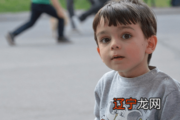 最为之有效的就是从一些经典诗词中去挑选契合的