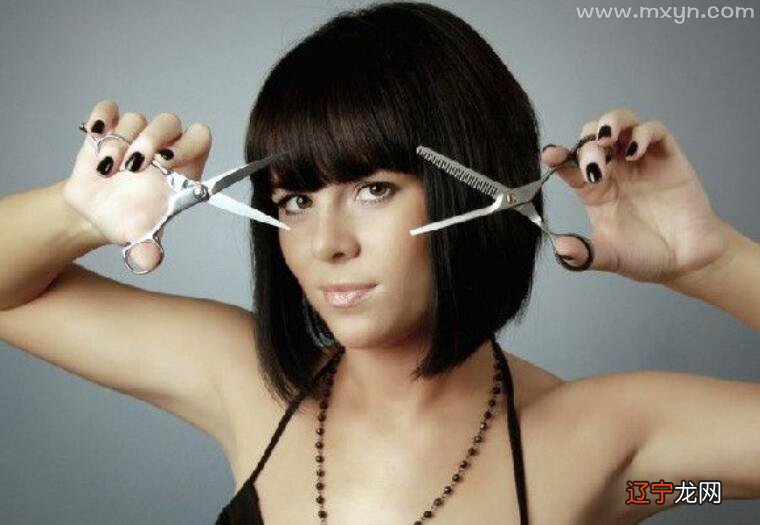 梦见头发黑又卷表示家族中有某人会发生不幸的事