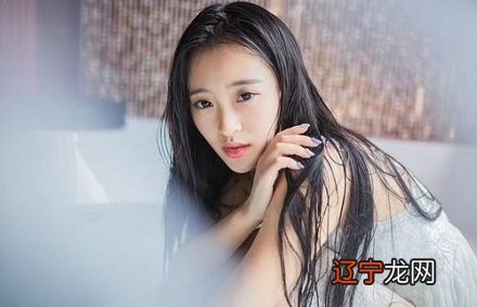 女人额头高的面相分析，女人易发财的手相什么样？