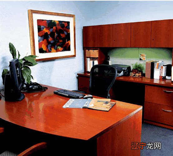 慈世堂:办公桌位置风水禁忌压顶,影响工作效率健康