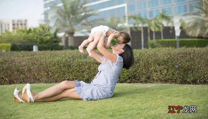 梦见自己抱着小孩