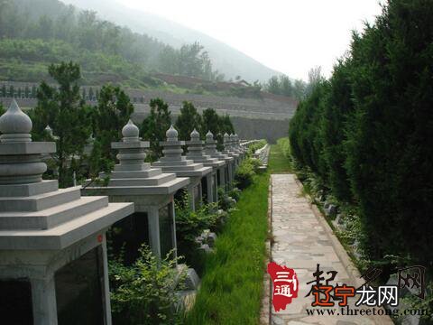 慈世堂:墓地周围的大门口，预示后代财运好