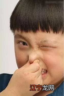 “宝宝鼻子塌,多捏捏就能变高”!可别再害娃了