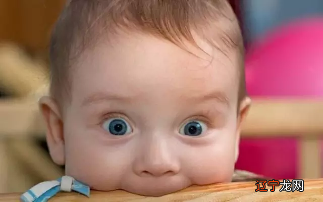 “宝宝鼻子塌,多捏捏就能变高”!可别再害娃了