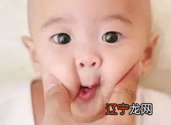 “宝宝鼻子塌,多捏捏就能变高”!可别再害娃了