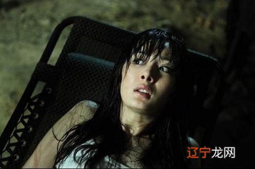 牵着狗一起出门,目的是让狗赶走那些脏东西!