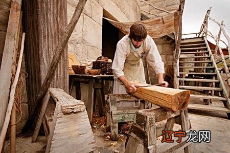 牵着狗一起出门,目的是让狗赶走那些脏东西!