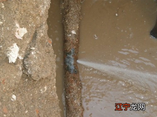 梦见自来水管坏了漏水