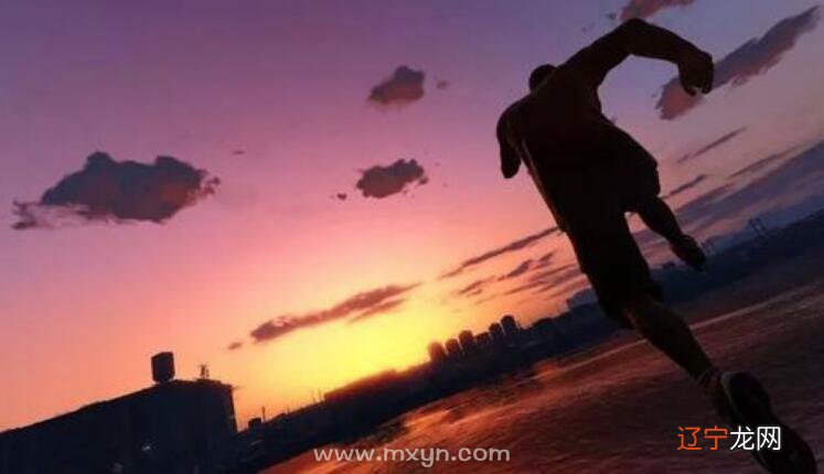 梦见自己有人背遭狼追赶