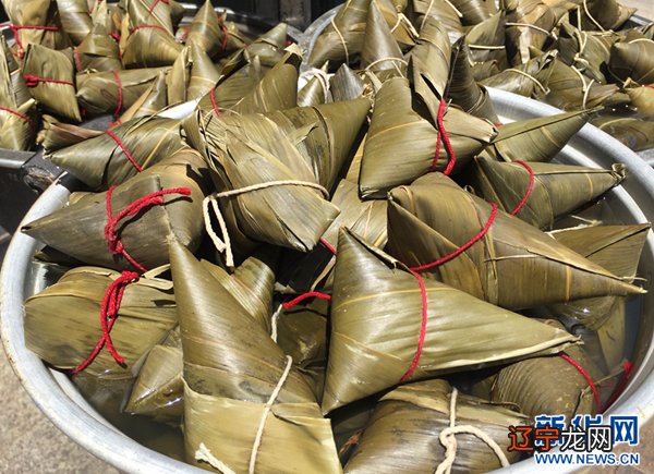 青海:一根线绳串端午