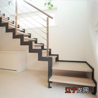 装修装饰设计方案中紧密联系具与风水学室内楼梯的设计