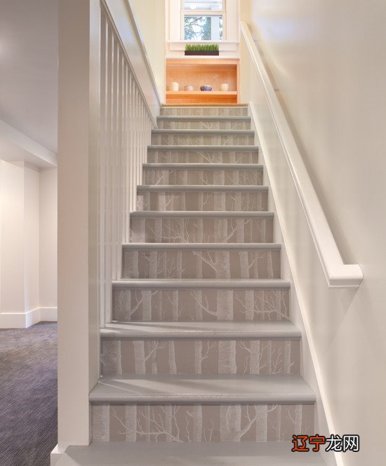 装修装饰设计方案中紧密联系具与风水学室内楼梯的设计