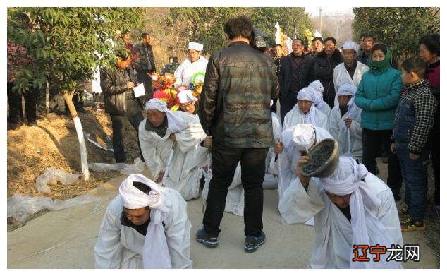 梦见棺材和死人抬到家里,预示财运很好