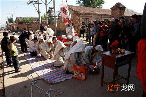 梦见棺材和死人抬到家里,预示财运很好