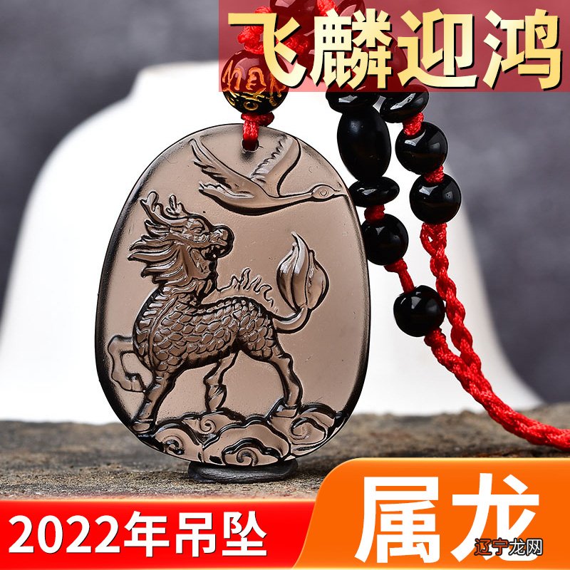 佩戴和田玉生肖挂件十分有讲究,戴的好了可以增福招财