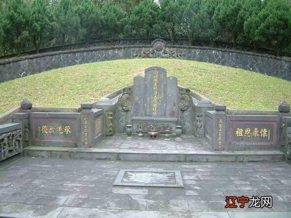 风水堂:八字阴宅在官杀，说明祖坟已分家