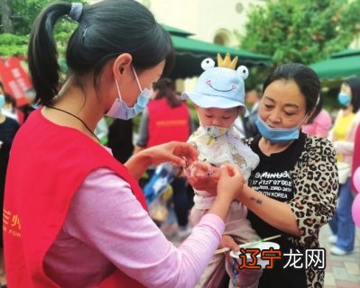 组图 民俗由来 兰州人过街东路社区为老党员送上暖心