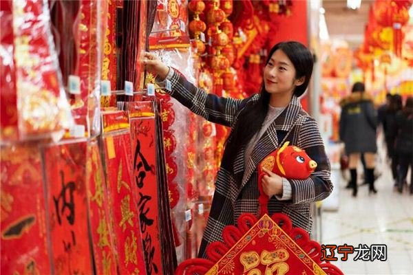 解梦风水堂：梦见穿新衣服，俗话说人靠衣装