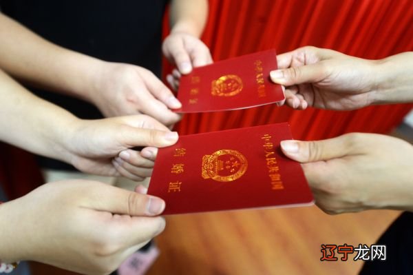 结婚是先领证好还是先办婚礼好呢?看他们怎么说