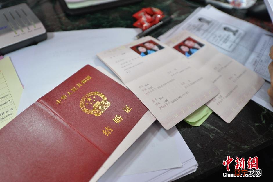 结婚是先领证好还是先办婚礼好呢？看他们怎么说