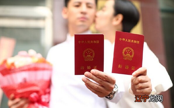 结婚是先领证好还是先办婚礼好呢?看他们怎么说