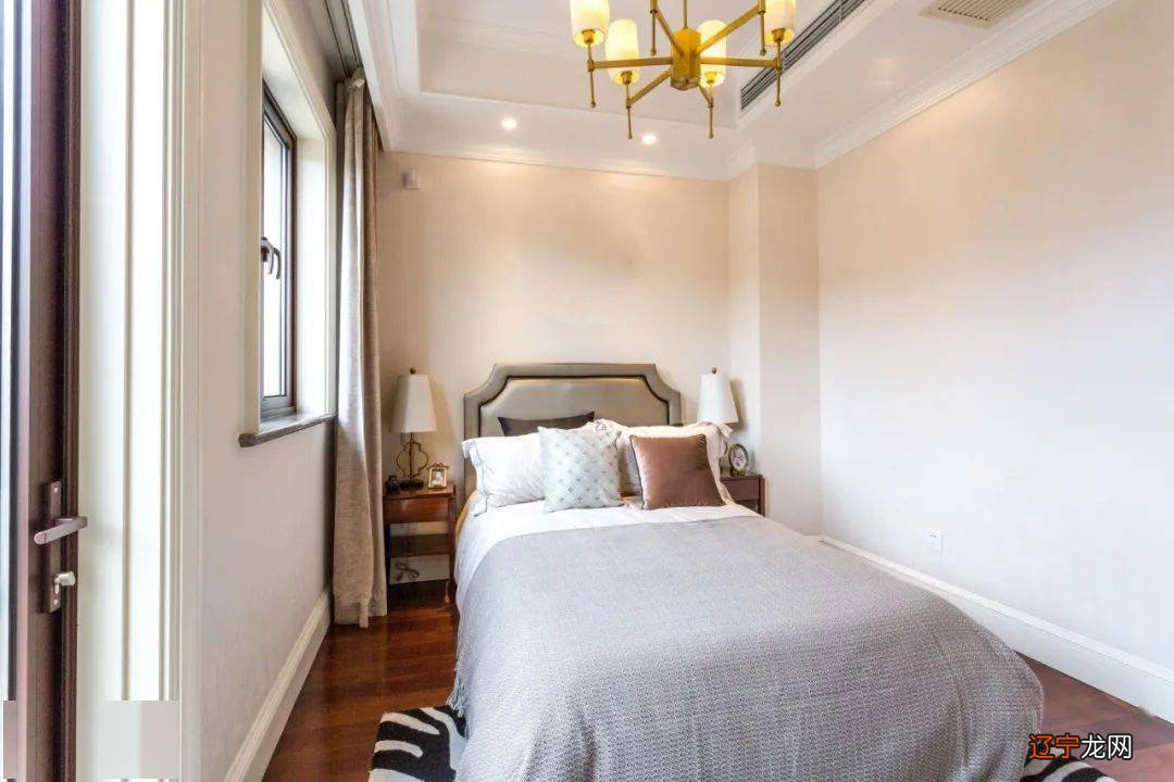 卧室睡床或床头不宜对正大门或卧室门口