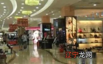 周公解梦梦见买衣服，预示着梦者的生活越来越好