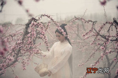 组图 不妨八字中的月柱看你何时有桃花