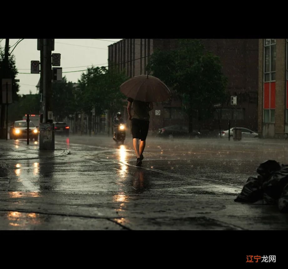 秋意逐渐加深,微寒晕散,让回忆在浮现刹那鞋轻胜马