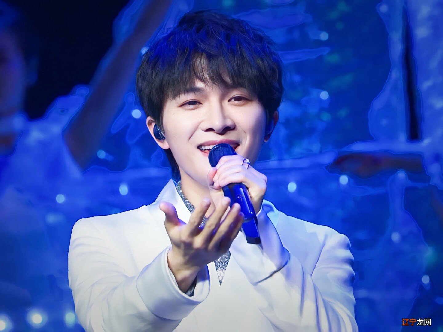 浪漫初夏，一个男孩穿梭于四座城，带给生米无限欢乐，他是周深啊