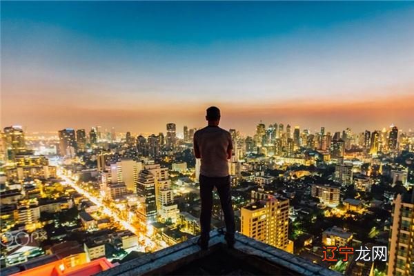 周公解梦:梦见别人坠楼,忌动土动胎气而流产