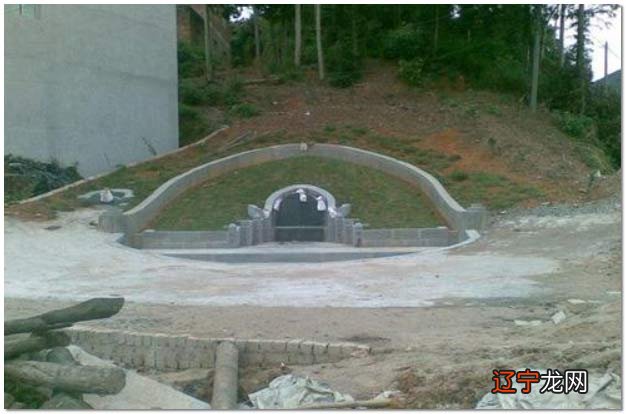 八字怎么看风水坟地_滕州风水大师看坟地_梦见看坟地风水