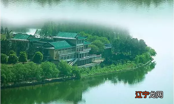 晨登山人为您解说，为什么穷人算命；富调风水？