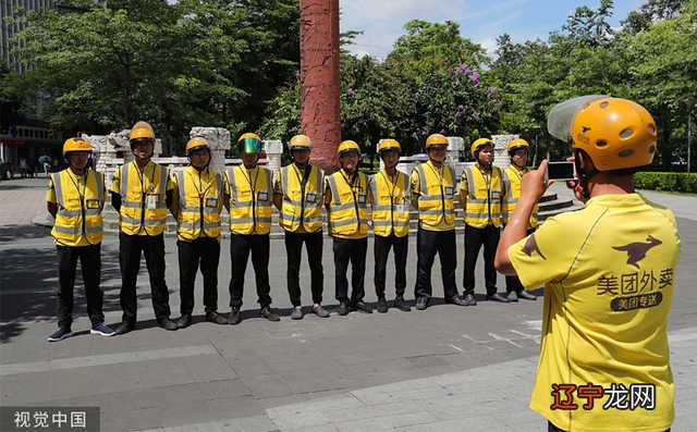 大师算命什么的都OUT了,人家开始扫描二维码,AI算命