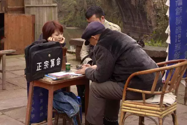 4、上香算卦可以相信吗:烧香 ， 算卦说的话要不要相信呢？