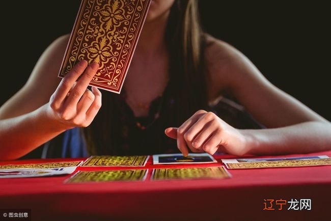 四张牌中选出一张,我什么年龄结婚?占卜结果