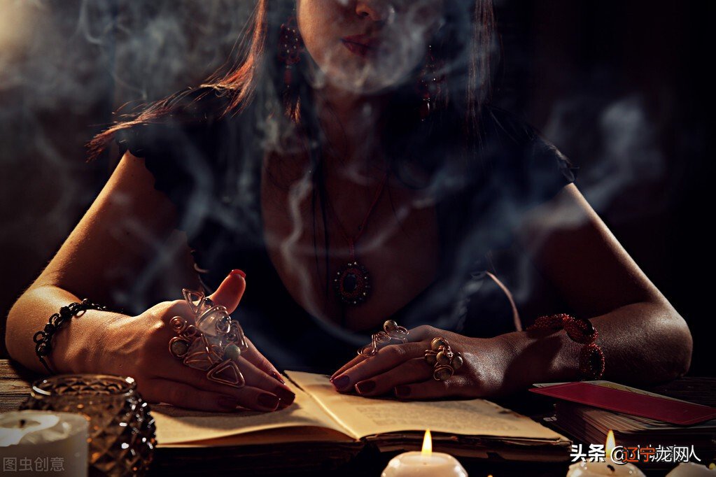 按道理讲这届应该不信算命啊，怎么就有1000亿的算命市场呢？